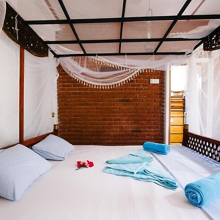 Hôtel Sunny Family à Unawatuna Extérieur photo